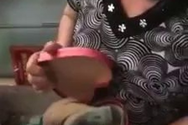 Cô gái miền Tây tặng mẹ hộp tiền lớn nhân dịp 8.3 gây “sốt” cộng đồng