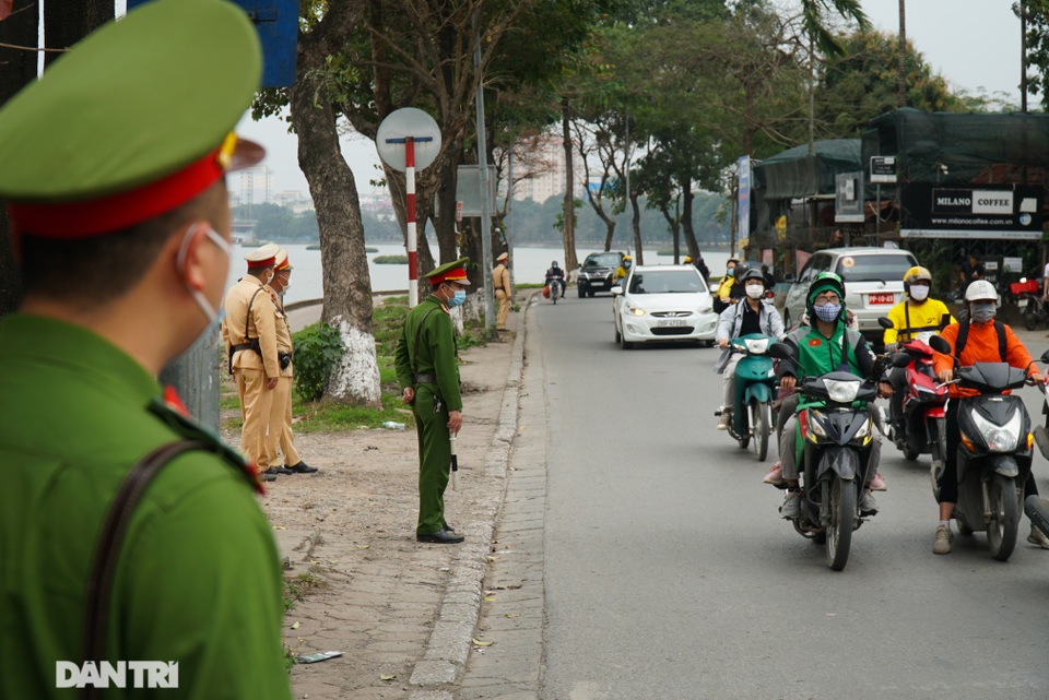 Theo chân CSGT bắt hàng loạt ma men chạy xe gắn máy trên đường phố Hà Nội - 1 Theo chân CSGT bắt hàng loạt ma men chạy xe gắn máy trên đường phố Hà Nội - 1