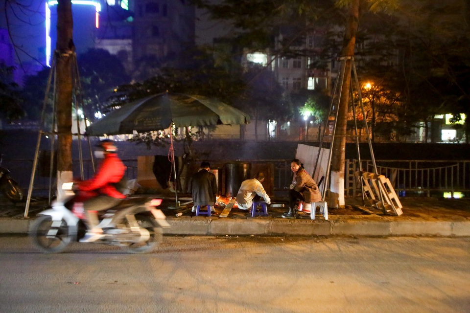 Người Hà Nội thức thâu đêm luộc bánh chưng trên vỉa hè - 3 Người Hà Nội thức thâu đêm luộc bánh chưng trên vỉa hè - 3
