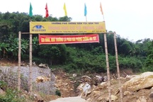 Kỷ luật thầy giáo đặt tay lên ngực nữ sinh