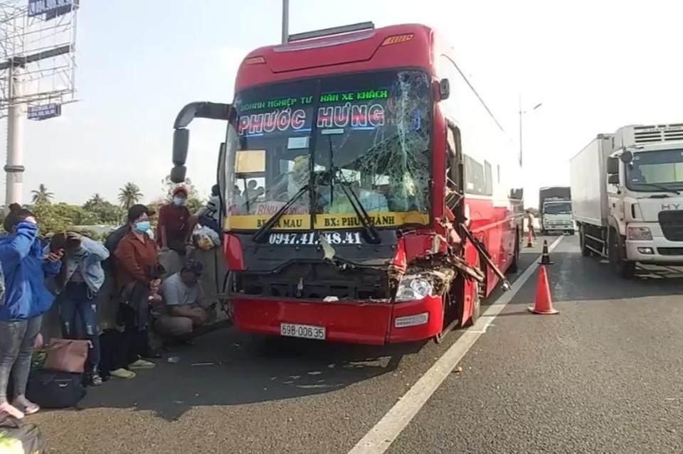 Xe khách tông xe tải lật ngang, dưa hấu lăn lóc trên cao tốc - 4 Xe khách tông xe tải lật ngang, dưa hấu lăn lóc trên cao tốc - 4