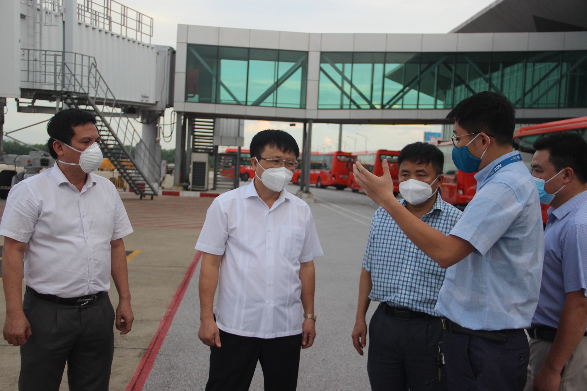 Những công dân Nghệ An đầu tiên về quê tránh dịch trên chuyến bay 0 đồng - 2 Những công dân Nghệ An đầu tiên về quê tránh dịch trên chuyến bay 0 đồng - 2