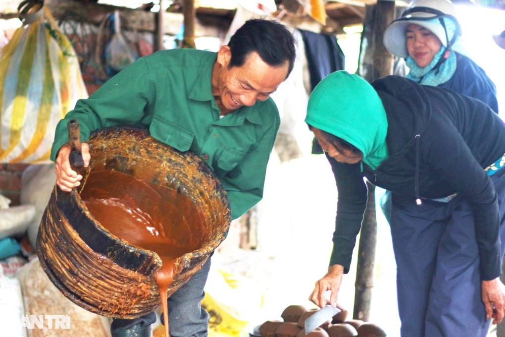 Mỗi ngày đổ cả nghìn bát đường, mang vị Tết ngọt đi muôn nơi - 1 Mỗi ngày đổ cả nghìn bát đường, mang vị Tết ngọt đi muôn nơi - 1