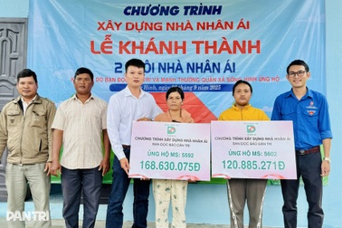 Niềm vui kép của 2 phụ nữ đơn thân nuôi đàn con thơ trong cảnh khốn khó