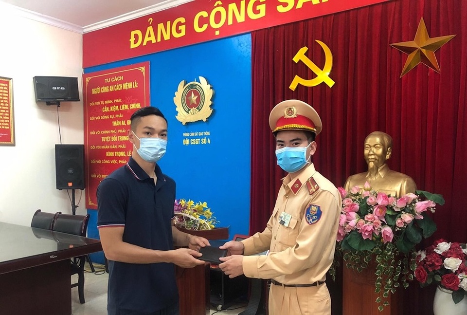 Hà Nội: Nhặt được ví tiền, Trung úy CSGT liền trả lại cho người đánh rơi - 1 Hà Nội: Nhặt được ví tiền, Trung úy CSGT liền trả lại cho người đánh rơi - 1