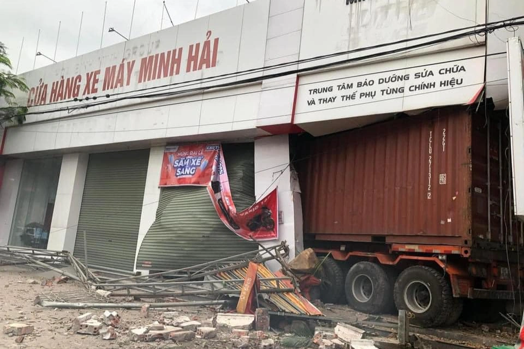 Xe container chui tọt vào cửa hàng xe máy lúc rạng sáng - 1 Xe container chui tọt vào cửa hàng xe máy lúc rạng sáng - 1