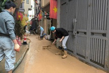 Sự cố khi đào ngầm metro ở Hà Nội: Bùn vẫn phun lên, chủ đầu tư xin lỗi