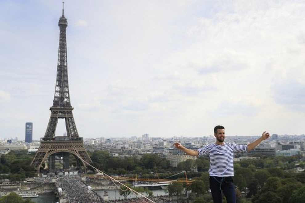 Thót tim màn đi trên dây từ tháp Eiffel qua sông Seine ở Pháp - 5 Thót tim màn đi trên dây từ tháp Eiffel qua sông Seine ở Pháp - 5