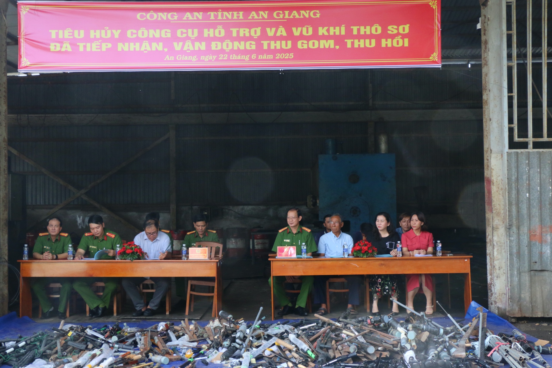 Cận cảnh quá trình tiêu hủy hàng nghìn loại vũ khí, súng ở An Giang - 1 Cận cảnh quá trình tiêu hủy hàng nghìn loại vũ khí, súng ở An Giang - 1