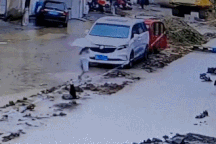 Clip cậu bé gặp tai nạn nguy hiểm, cảnh báo tình huống tương tự vào mùa mưa