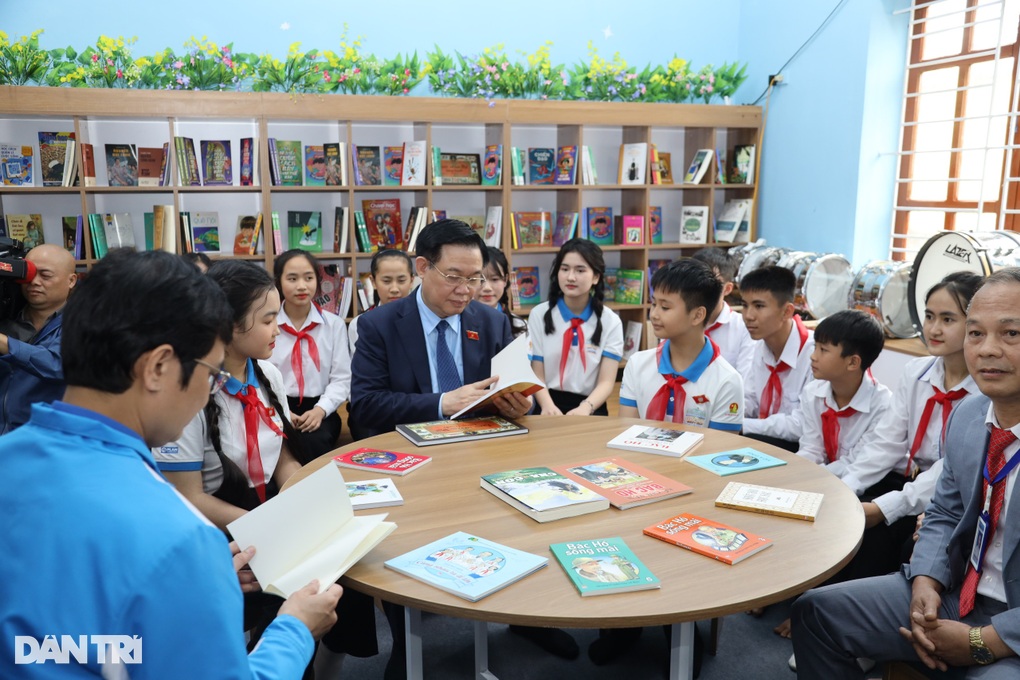 Chủ tịch Quốc hội Vương Đình Huệ dâng hương tưởng niệm Chủ tịch Hồ Chí Minh - 4 Chủ tịch Quốc hội Vương Đình Huệ dâng hương tưởng niệm Chủ tịch Hồ Chí Minh - 4