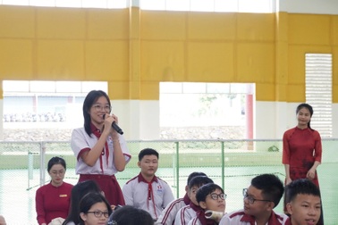 Nhà trường mua hơn 2.000 vé xem "Mưa đỏ" tặng học sinh