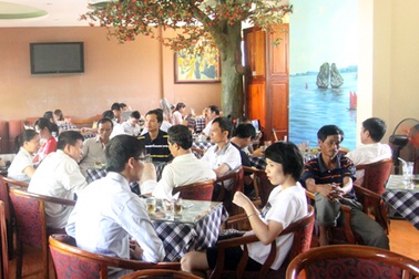 Nắng nóng kỷ lục mùa thi: Phụ huynh đổ xô vào cà phê máy lạnh chờ con