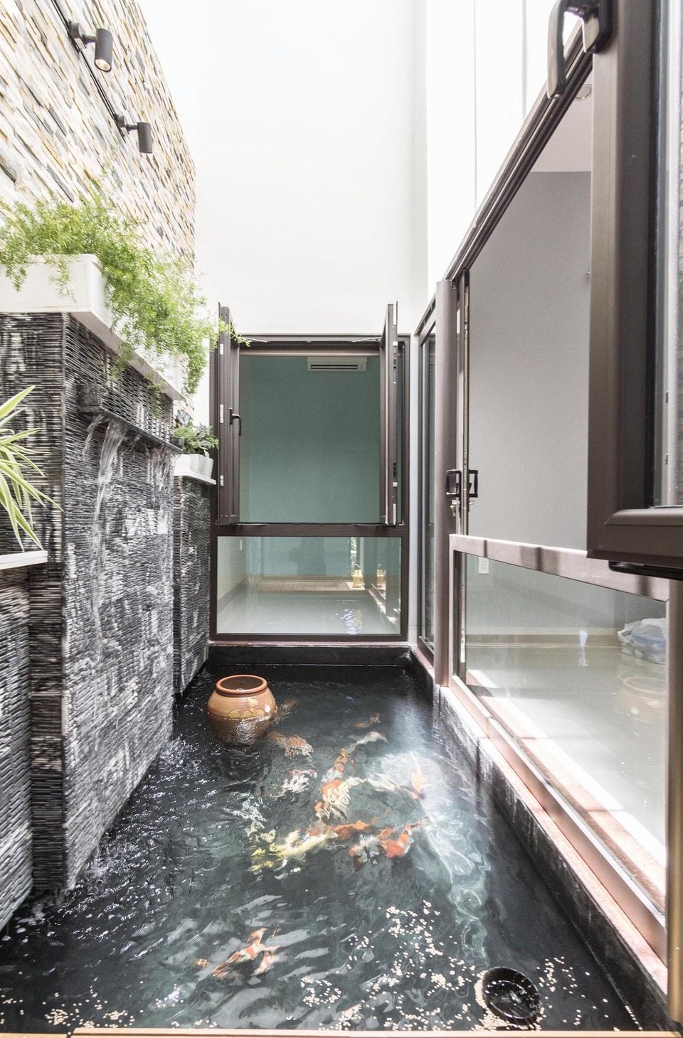 Vợ chồng làm nhà 850 triệu đồng đẹp như resort với giếng trời, bể cá Koi - 4