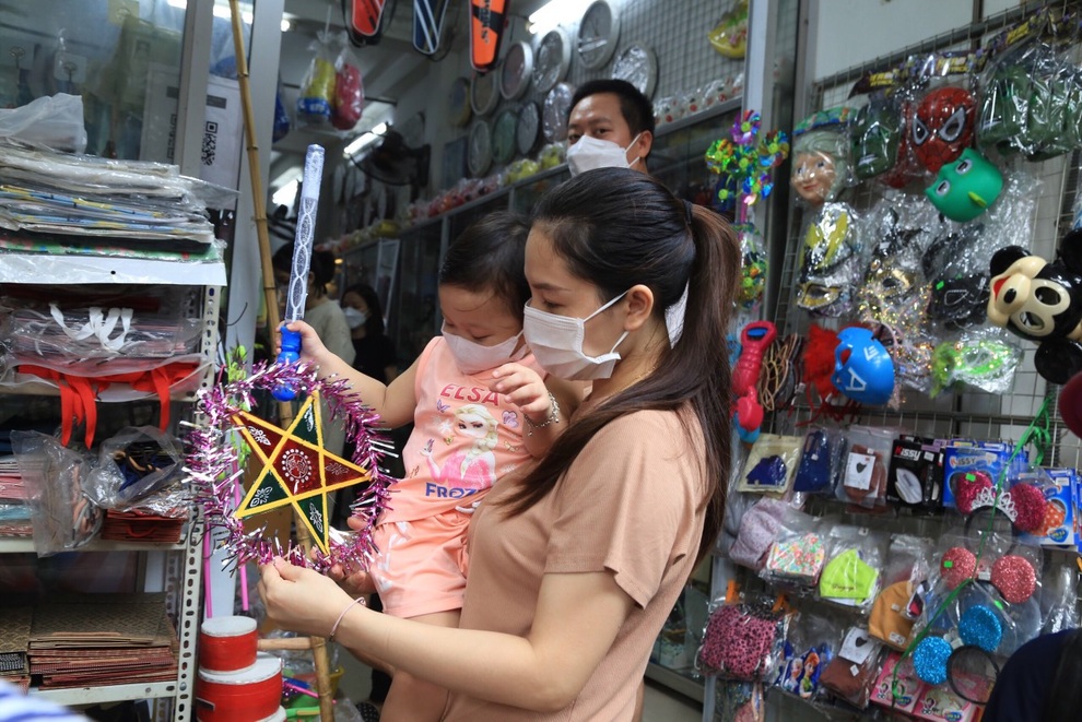 Trung thu có một không hai: Phụ huynh cho con rước đèn online - 2 Trung thu có một không hai: Phụ huynh cho con rước đèn online - 2