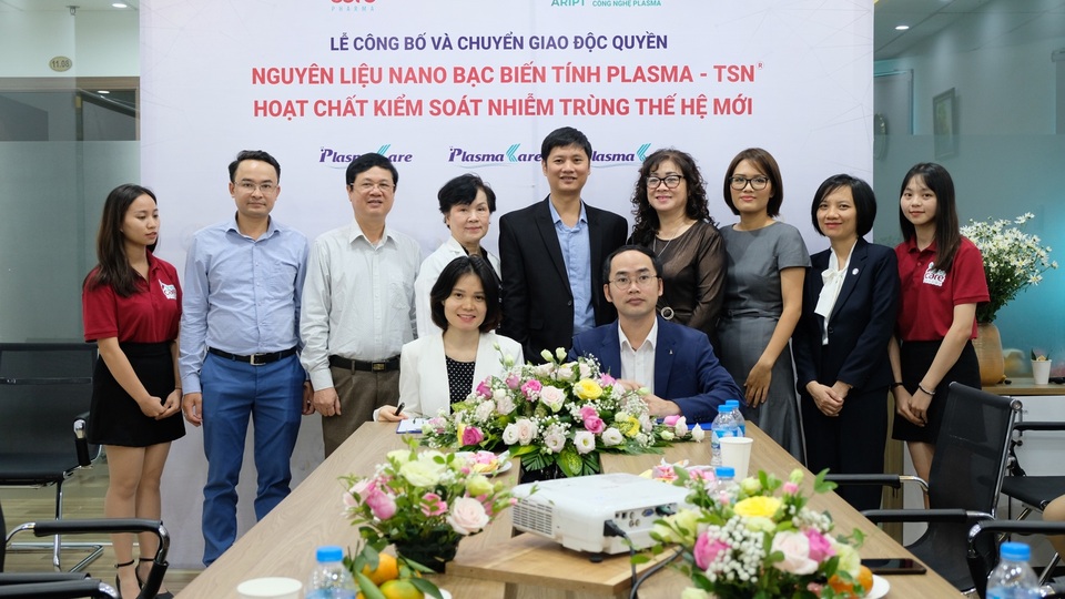 Các nhà khoa học Việt công bố và chuyển giao độc quyền nguyên liệu Nano bạc Plasma - TSN - 1 Các nhà khoa học Việt công bố và chuyển giao độc quyền nguyên liệu Nano bạc Plasma - TSN - 1
