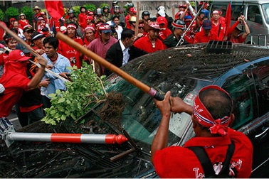 Quân đội triển khai tại Bangkok, Thaksin thêm dầu vào lửa 