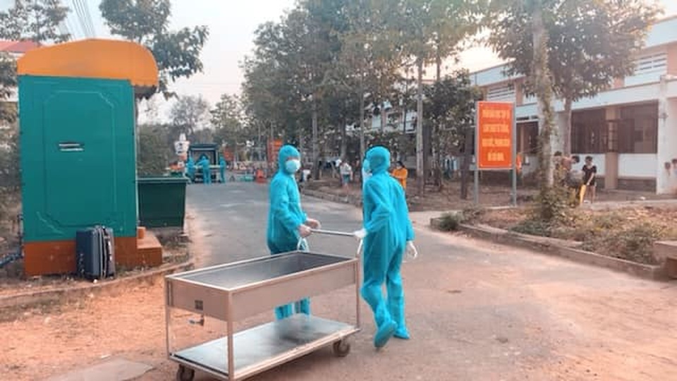 Cách ly tập trung, nghệ sĩ Việt xúc động gọi nhân viên y tế là “người hùng” - 11 Cách ly tập trung, nghệ sĩ Việt xúc động gọi nhân viên y tế là “người hùng” - 11