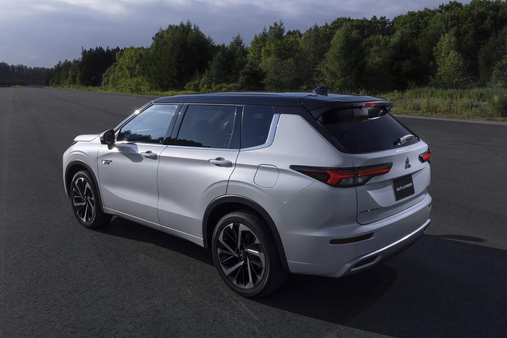 Mitsubishi Outlander PHEV 2022 lộ diện trước ngày ra mắt - 3 Mitsubishi Outlander PHEV 2022 lộ diện trước ngày ra mắt - 3