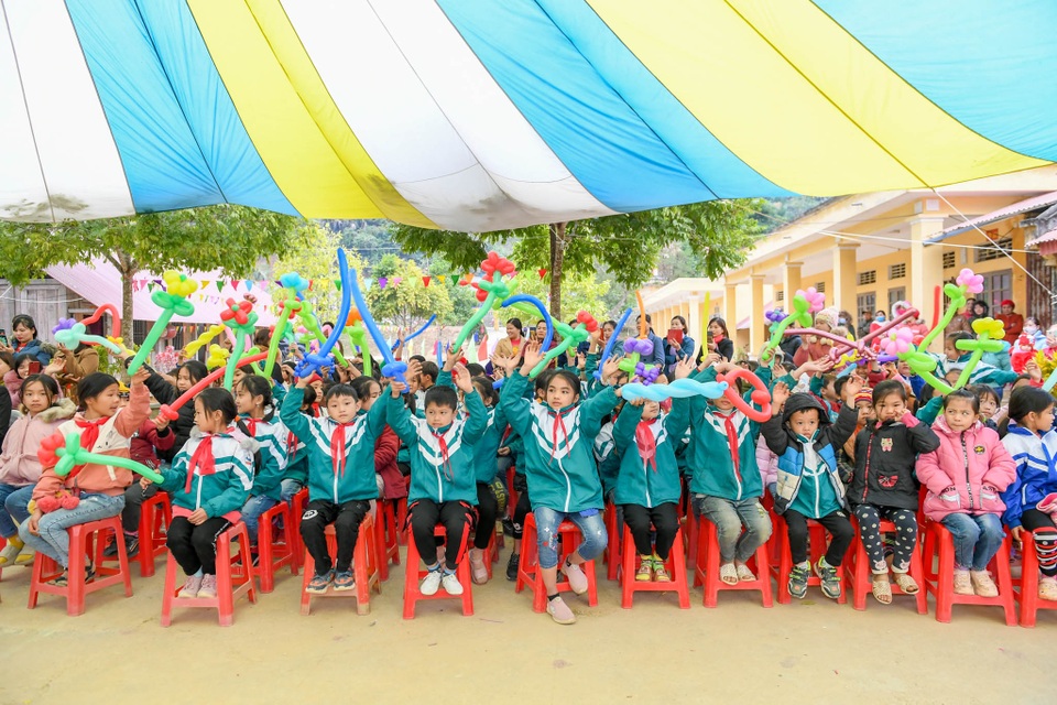 Khánh thành Phòng học Dân trí: Thầy trò hết cảnh vừa dạy, vừa lo lớp sập - 14 Khánh thành Phòng học Dân trí: Thầy trò hết cảnh vừa dạy, vừa lo lớp sập - 14