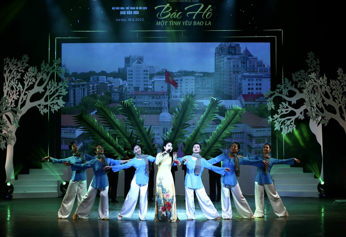 Xúc động chương trình nghệ thuật Bác Hồ một tình yêu bao la - 5 Xúc động chương trình nghệ thuật Bác Hồ một tình yêu bao la - 5