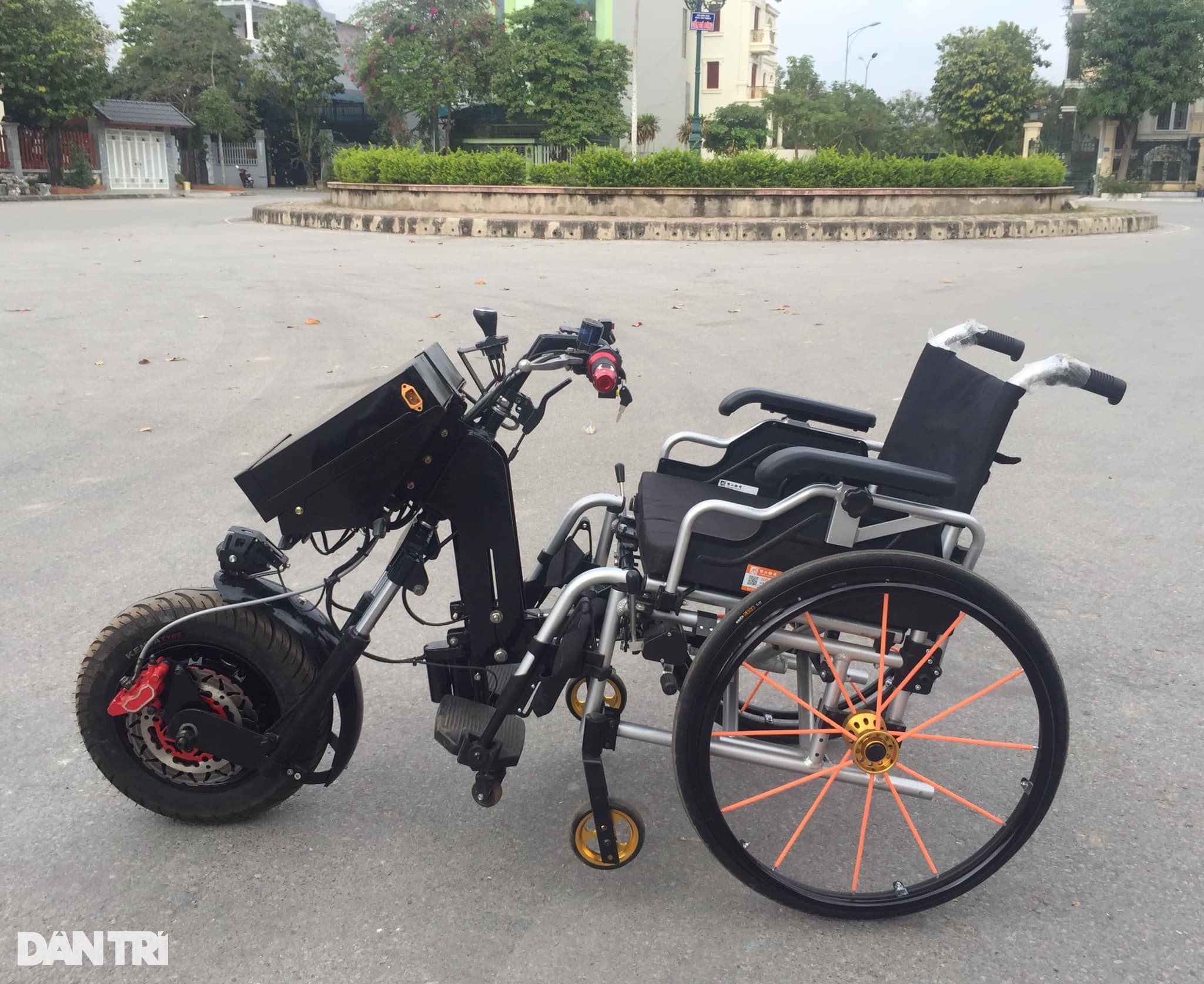 Chiếc xe lăn đầu kéo theo nguyên lý cổ gà của người đàn ông khuyết tật - 6 Chiếc xe lăn đầu kéo theo nguyên lý cổ gà của người đàn ông khuyết tật - 6
