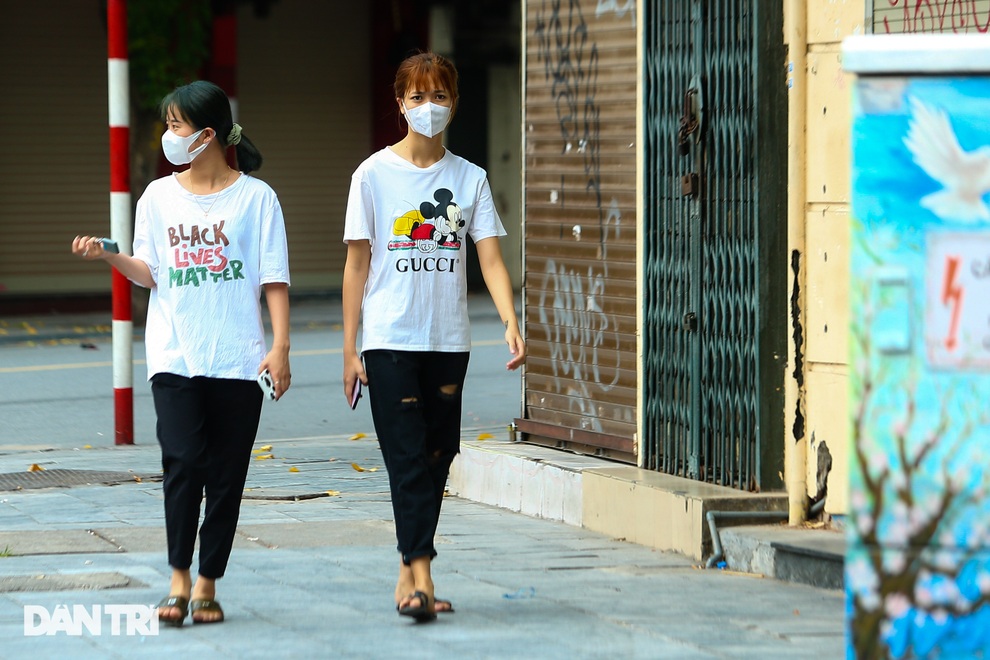 Mải chạy bộ thể dục ở Hồ Gươm, người đàn ông bị xử phạt 2 triệu đồng - 7 Mải chạy bộ thể dục ở Hồ Gươm, người đàn ông bị xử phạt 2 triệu đồng - 7