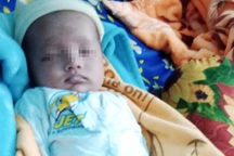 Bé trai 1 tháng tuổi bị bỏ rơi trước cổng chùa ở TPHCM