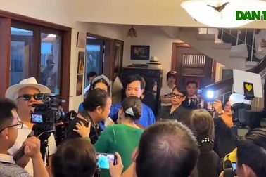 Nghệ sĩ Trần Mạnh Tuấn được vợ ân cần chăm sóc sau bạo bệnh