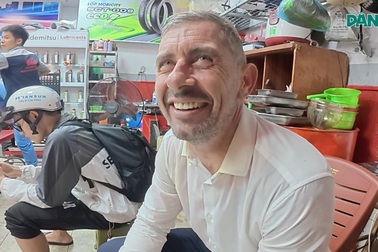 Khách Tây ngồi chờ tới nửa đêm để sửa xe chết máy do ngập