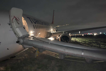 Máy bay Boeing tiếp đất bằng mũi, hành khách vội vã sơ tán