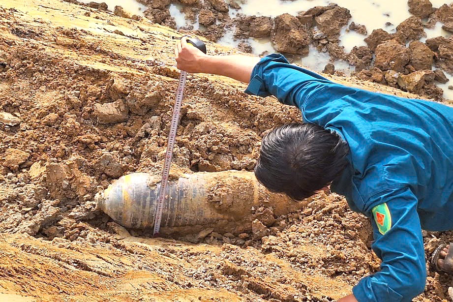 Phát hiện vật thể nghi là bom khi đào hồ - 1