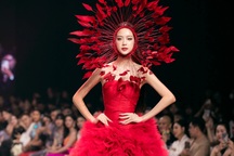 Hoa hậu Bảo Ngọc hóa bông hoa rực rỡ trên sàn catwalk