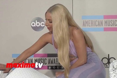 Lady Gaga cưỡi ngựa dự sự kiện