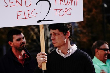 Người ủng hộ ông Trump buồn bã với kết quả bầu cử