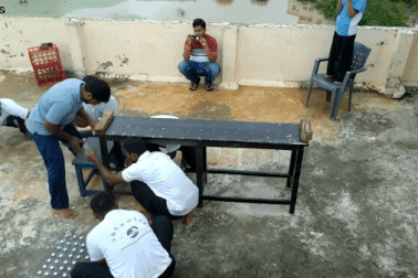 Người đàn ông dùng đầu mở 68 nắp chai chỉ trong vòng một phút