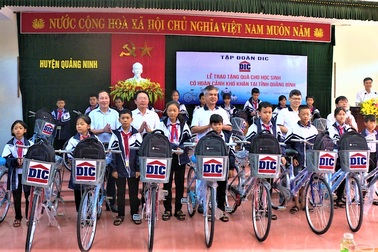 Quảng Bình: Tặng 100 chiếc xe đạp “nâng bước học sinh nghèo” đến trường