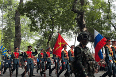 Quân nhân Nga vẫy tay chào trong tiếng hò reo của người dân Việt Nam