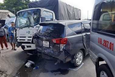 7 ô tô tông nhau loạn xạ trên đường