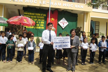 Quỹ học bổng Vừ A Dính trao 300 triệu tới học sinh 6 tỉnh vùng lũ