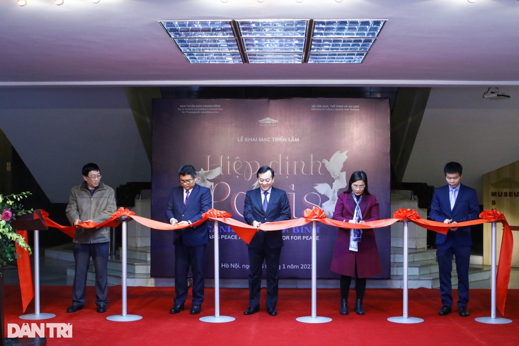 Hàng trăm hiện vật Hội nghị Paris được trưng bày tại Bảo tàng Hồ Chí Minh - 1 Hàng trăm hiện vật Hội nghị Paris được trưng bày tại Bảo tàng Hồ Chí Minh - 1