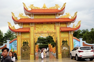 Cận cảnh nhà thờ Tổ chục tỉ của Hoài Linh