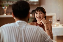 Bạn gái đi ăn toàn gọi salad xong đòi ăn ké, chàng trai tức khí chia tay