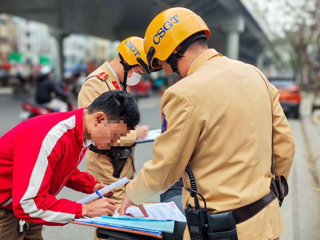 Xử phạt hàng loạt ô tô dừng đỗ, đón trả khách sai quy định ở Hà Nội - 3 Xử phạt hàng loạt ô tô dừng đỗ, đón trả khách sai quy định ở Hà Nội - 3