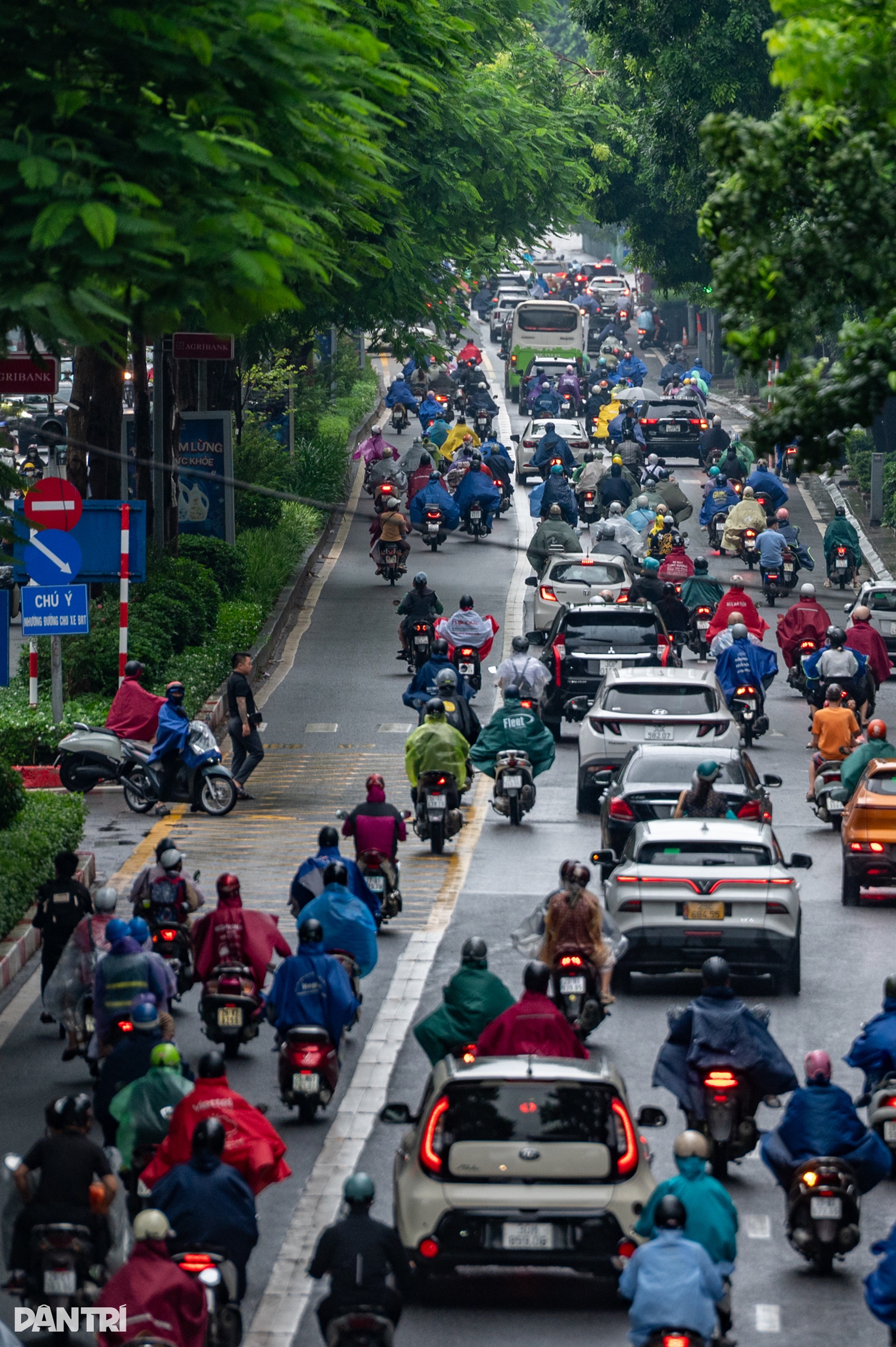 Mưa xuyên đêm đến sáng, giao thông tê liệt trên nhiều tuyến đường Hà Nội - 4