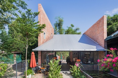 Quán cà phê ở Huế biết "cản" nắng, được báo ngoài khen ngợi