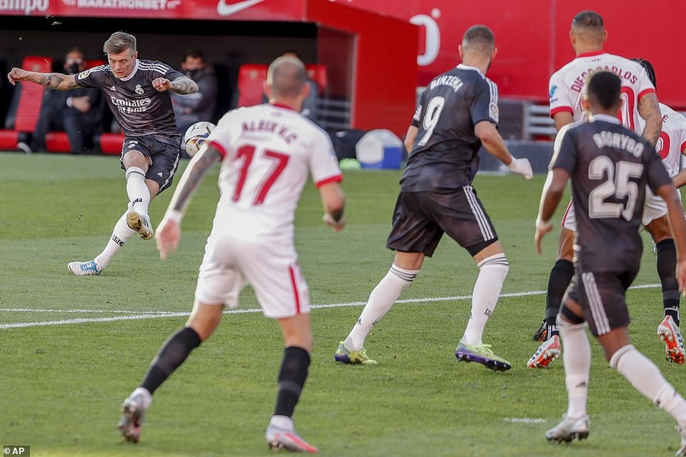Real Madrid đánh bại Sevilla nhờ bàn phản lưới nhà - 8 Real Madrid đánh bại Sevilla nhờ bàn phản lưới nhà - 8