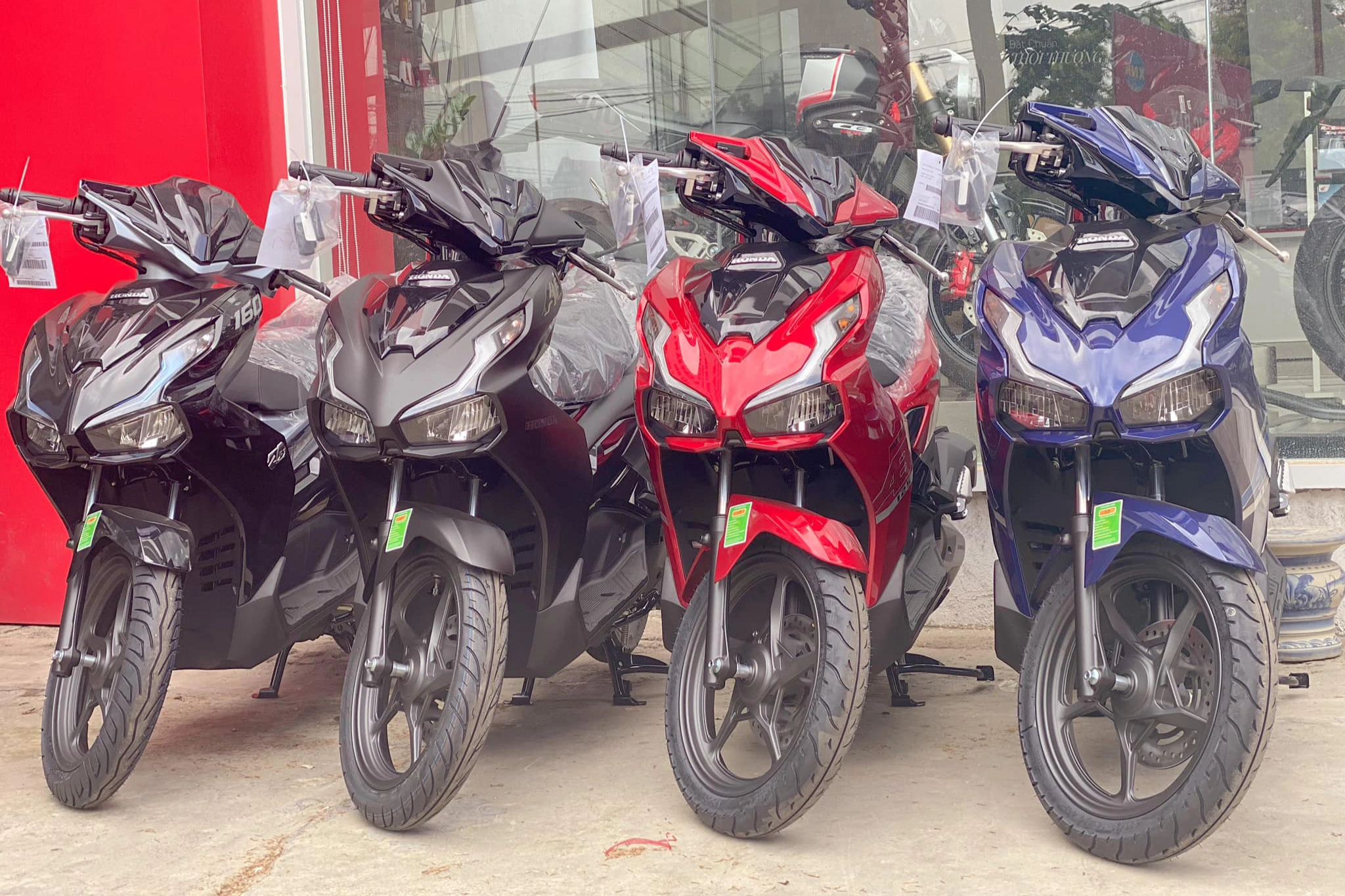 Honda Air Blade 2022 vừa ra mắt đã bị thổi giá hơn chục triệu đồng - 1