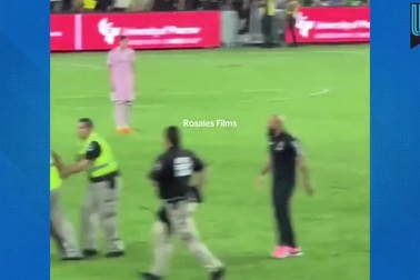 Vệ sĩ của Messi siết cổ CĐV khi tới gần El Pulga