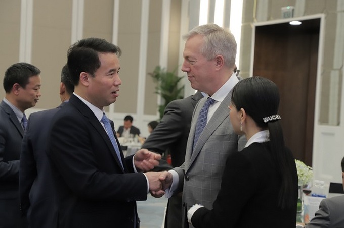 Tổng Giám đốc BHXH Việt Nam Nguyễn Thế Mạnh và Chủ tịch kiêm Tổng Giám đốc USABC trao đổi hợp tác tại buổi Lễ